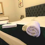 Central & Comfy 2 Bedroom Apartment