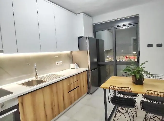 Central & Comfy 2 Bedroom Apartment